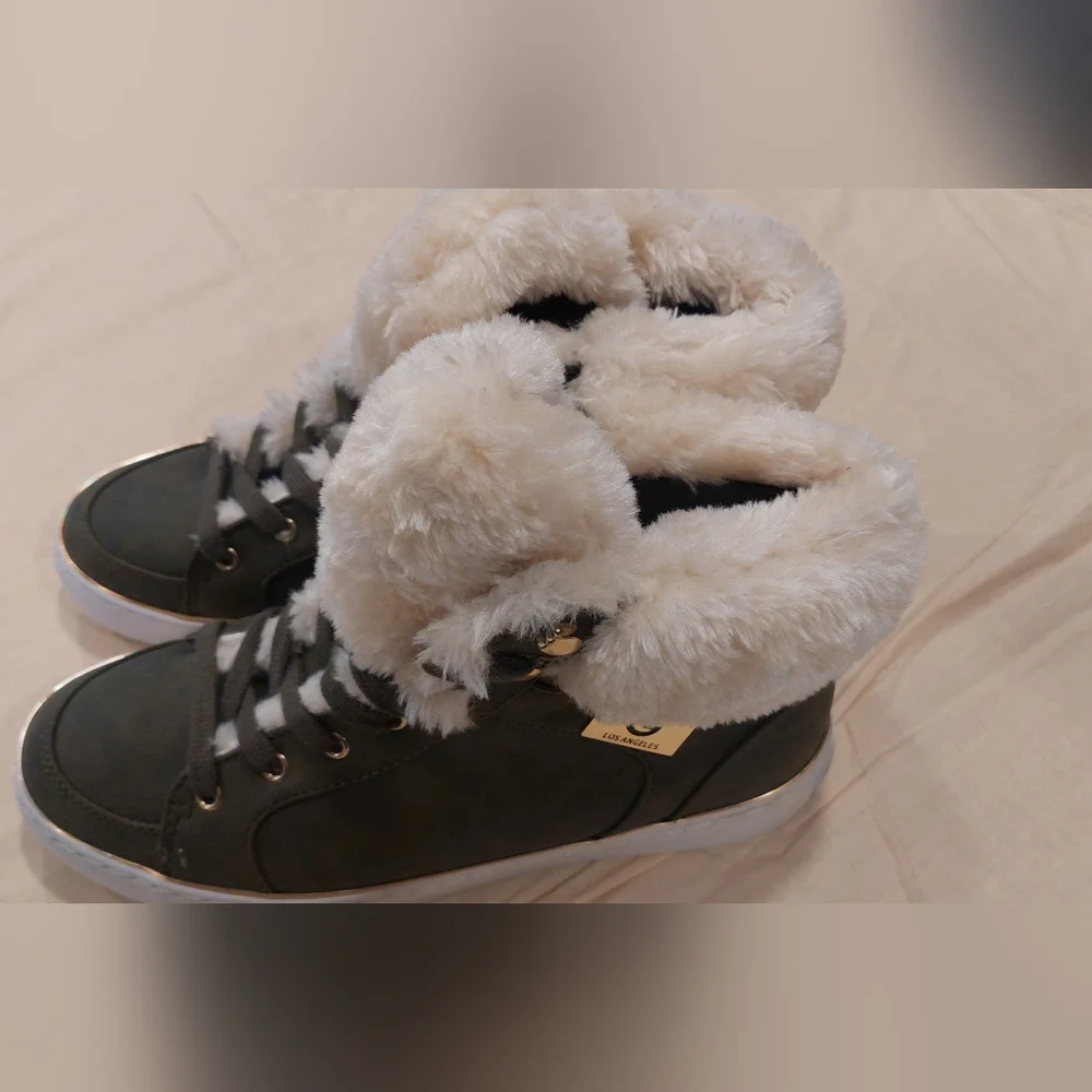 Cozy Women's Winter Boots with Faux Fur - Black and Cream - Picture 3 of 9